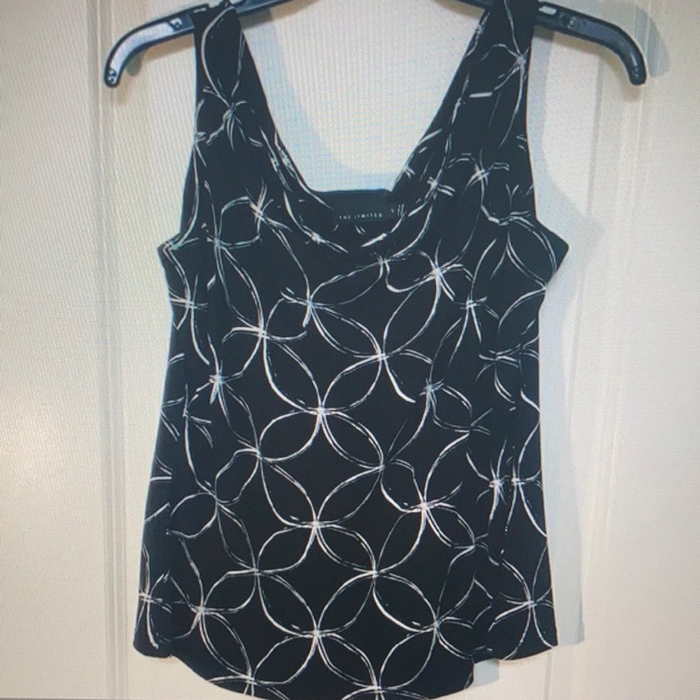 Black geometric tank top